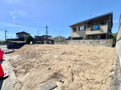 【前面道路含む現地写真】 | 城陽市寺田市ノ久保　注文住宅　条件なし土地 | 小学校《寺田小学校》、中学校《城陽中学校》が徒歩10分圏内と通学面も安心の距離です。