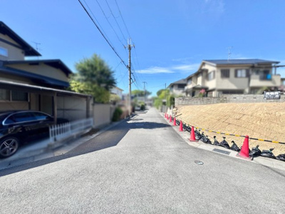 【前面道路含む現地写真】 | 城陽市寺田市ノ久保　注文住宅　条件なし土地 | 【参考プラン情報】
3台駐車可能な駐車スペースに、前道も6ｍとゆったりとした広さですので駐車も安心。4LDKと部屋数が豊富で、ウォークインクローゼットが完備された収納力のある間取りです。