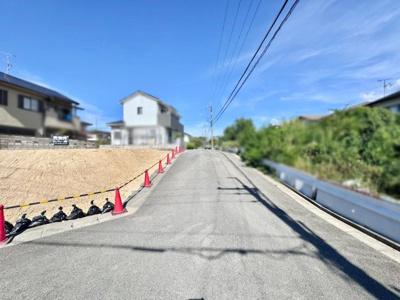 【前面道路含む現地写真】 | 城陽市寺田市ノ久保　注文住宅　条件なし土地 | 【参考プラン情報】
LDKは17.8帖と広く、リビング階段ですのでご家族とのコミュニケーションの時間が増えます。