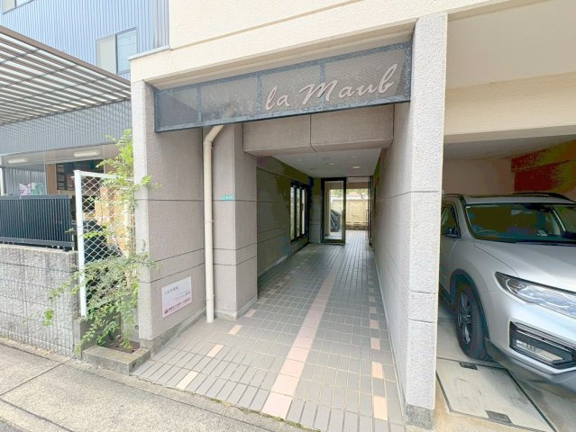 ラ・モーブのエントランス|建物の内部です