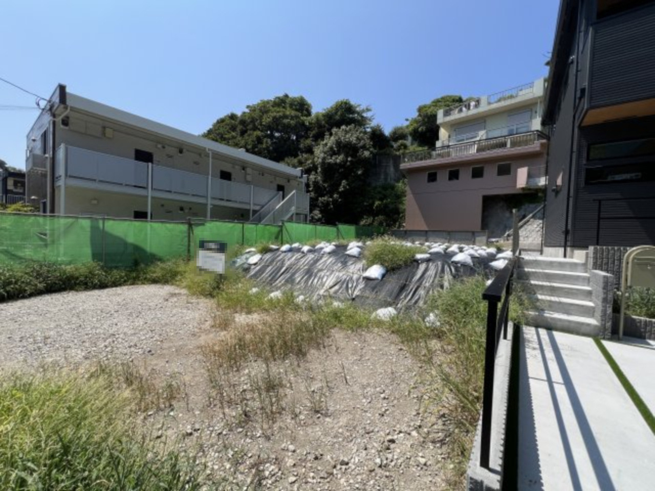 海まで徒歩12分！高台の閑静な住宅街にある駅近の売地の外観