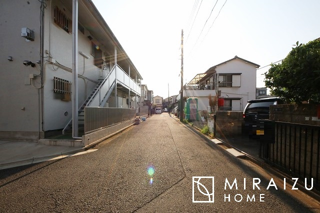 【外観】 | 青く澄み渡った綺麗な空と、陽の光をたっぷりと受ける、そんな新築住宅で新生活をスタートしてみませんか？見学・ご相談等、ミライズホーム(株)までお気軽にご連絡下さい♪
