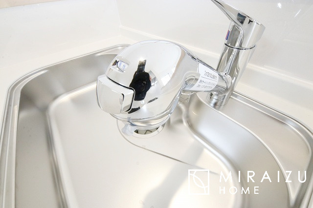 【その他】 | お掃除もしやすい大き目のシンクです。耐熱性・耐久性・対磨耗性が高いというメリットがございます。お掃除が苦手な方でもいつでも綺麗に楽にメンテナンスが可能です。
