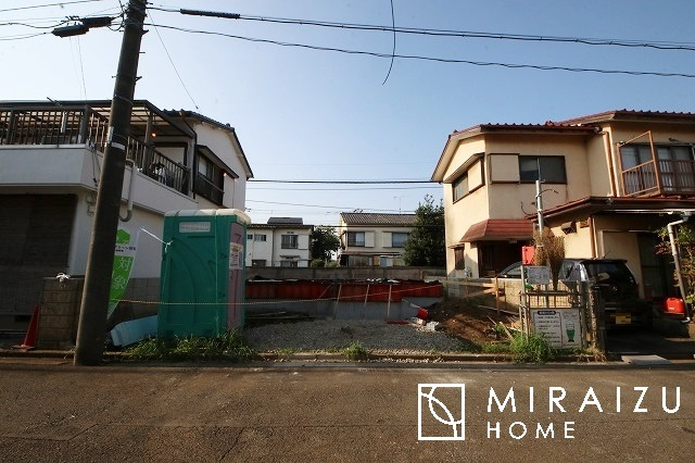 【前面道路含む現地写真】 | 青く澄み渡った綺麗な空と、陽の光をたっぷりと受ける、そんな新築住宅で新生活をスタートしてみませんか？見学・ご相談等、ミライズホーム(株)までお気軽にご連絡下さい。