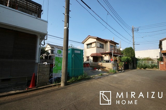 【外観】 | 陽当たりが心地の良いリビング空間です。日中はカーテンを開けて自然な光を取り込みリラックスして過ごしたいですね、照明器具もセンスの良いものを使いたいですね。
