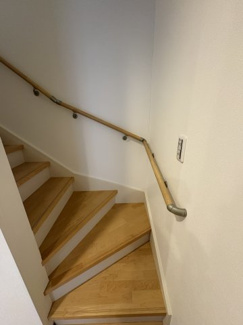 【内装】 | GRAN　FELIDIA川口市八幡木 | 階段に手すりを設置し安全面に配慮。