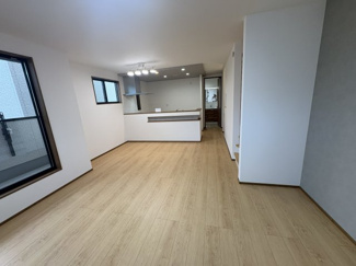 【居間・リビング】 | GRAN　FELIDIA川口市八幡木 | 2階LDKは、パウダールーム～キッチン～バルコニーへと家事同船を確保、洗濯家事を1フロアで行うことが可能です。