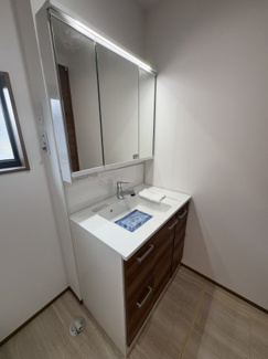 【独立洗面台】 | GRAN　FELIDIA川口市八幡木 | 三面鏡／収納が豊富で使い勝手に優れている三面鏡です。引き出しと開き扉の組み合わせで効率よく収納できます。