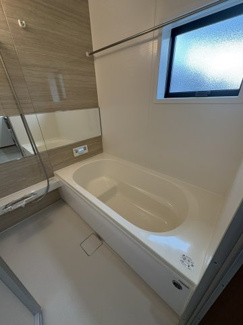 【浴室】 | GRAN　FELIDIA川口市八幡木 | 茶系のアクセントパネルが癒やしと高級感を演出。換気乾燥機付きで雨の日も快適。