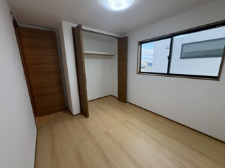 【洋室】 | GRAN　FELIDIA川口市八幡木 | 標準的な大きさのクローゼット（収納）が完備されているため、衣類や私物をスッキリと片付けられ、お部屋を広く使えます。