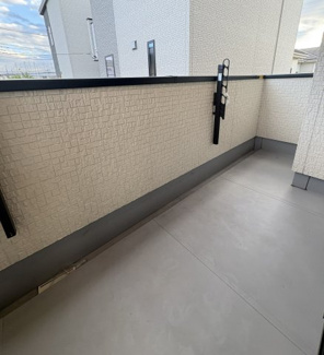 【バルコニー】 | GRAN　FELIDIA川口市八幡木 | 2階に配置されたバルコニーは、洗濯物を干すのに最適なスペースです。広さにゆとりがあり、家族分の洗濯物も気持ちよく干せます。