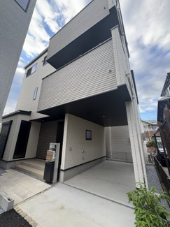 【外観】 | GRAN　FELIDIA川口市八幡木 | 質感豊かなサイディングを採用し、外壁には凹凸のあるデザイン性の高いサイディング材を使用しており、単調にならず重厚感を演出しています。