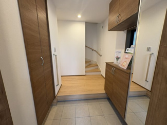 【玄関】 | GRAN　FELIDIA川口市八幡木 | 姿見と大型収納（シューズボックス＋SIC）で、外出前の身だしなみチェックから大容量収納まで、いつ見てもスッキリ片付いた、美しく機能的な玄関です。