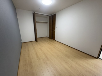 【洋室】 | GRAN　FELIDIA川口市八幡木 | 1階洋室7帖に設置された大型クローゼットは、衣類はもちろん、かさばる季節家電、趣味の道具、スーツケースなどの大型荷物もまとめて収納可能。お部屋を広くスッキリと使えます