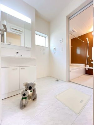 【独立洗面台】 | 前橋市北代田町　新築住宅 | 爽やかなデザインでまとめられた洗面脱衣室。収納たくさんな洗面化粧台。