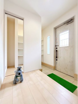 【玄関】 | 前橋市北代田町　新築住宅 | 高さ調整できる可動棚完備。靴以外にも傘やコートを収納する事ができ、玄関をきれいにお使いいただけます。