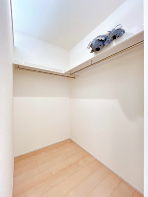 【収納】 | 前橋市北代田町　新築住宅 | たっぷり収納できるウォークインクローゼット付き！衣類や小物はもちろん、季節家電やスーツケースもすっきり片付きます。