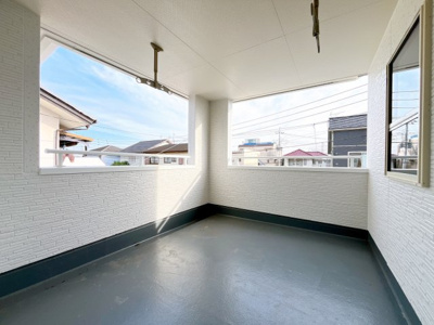 【バルコニー】 | 前橋市北代田町　新築住宅 | 陽光がたっぷり差し込むバルコニーは、家族のくつろぎぎ空間。グリーンを飾ったりチェアを置いて読書を楽しむなど、自分だけのアウトドアリビングとしても活用できます。