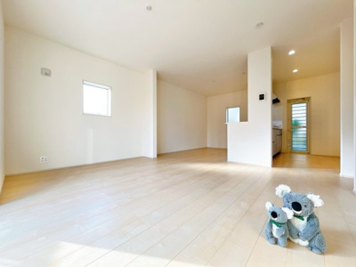 【居間・リビング】 | 前橋市北代田町　新築住宅 | 窓から差し込む陽光がリビングでくつろぐ家族を暖かく包み込みます。生活の中心となるLDKで贅沢な時間を家族とお過ごしください。