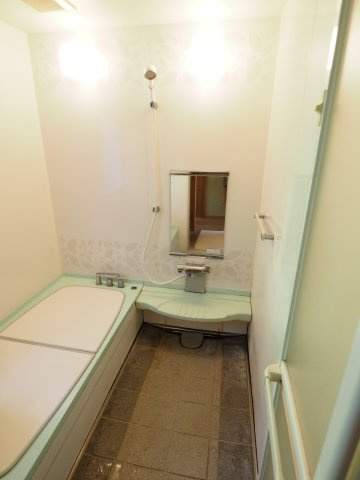 海まで徒歩５分！伝統工法建築の自然素材の家の浴室