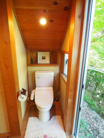 海まで徒歩５分！伝統工法建築の自然素材の家のトイレ