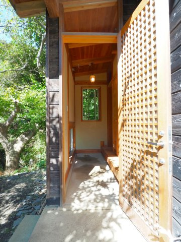 海まで徒歩５分！伝統工法建築の自然素材の家の玄関