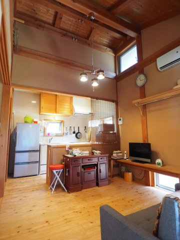 海まで徒歩５分！伝統工法建築の自然素材の家の居間・リビング|東側1LDKの室内