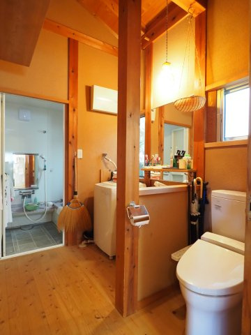 海まで徒歩５分！伝統工法建築の自然素材の家のトイレ|東側1LDKの室内