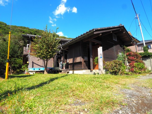 海まで徒歩５分！伝統工法建築の自然素材の家の駐車場