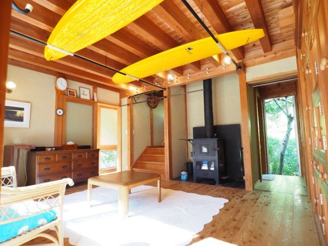 海まで徒歩５分！伝統工法建築の自然素材の家の居間・リビング