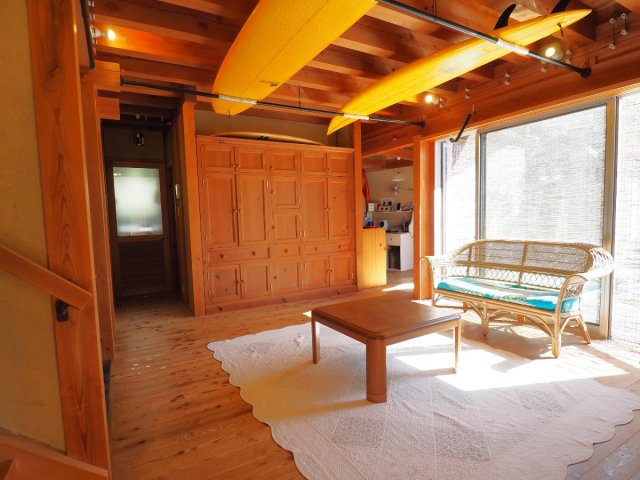 海まで徒歩５分！伝統工法建築の自然素材の家の居間・リビング