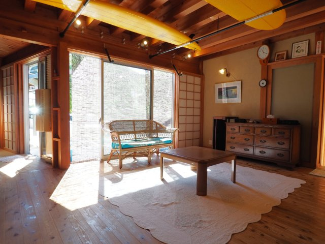 海まで徒歩５分！伝統工法建築の自然素材の家の居間・リビング