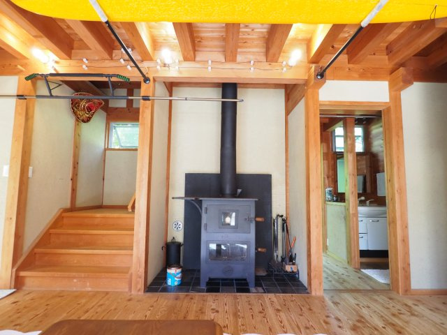 海まで徒歩５分！伝統工法建築の自然素材の家の内装