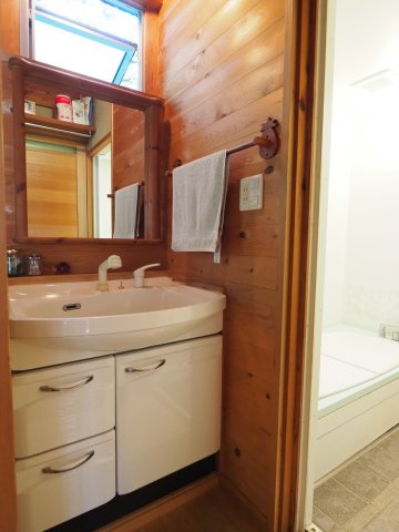 海まで徒歩５分！伝統工法建築の自然素材の家の独立洗面台