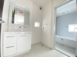 【独立洗面台】 | 南城市玉城糸数3期（全4棟）1号棟 | 1号棟　三面鏡付き洗髪洗面化粧台♪