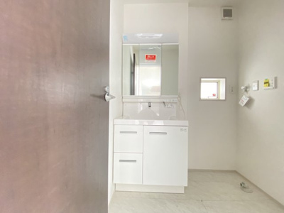 【独立洗面台】 | 南城市玉城糸数3期（全4棟）1号棟 | 1号棟　三面鏡付き洗髪洗面化粧台♪