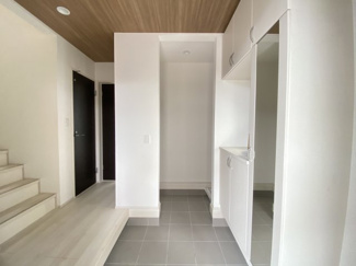 【玄関】 | 南城市玉城糸数3期（全4棟）1号棟 | 1号棟　シューズクローク付き♪