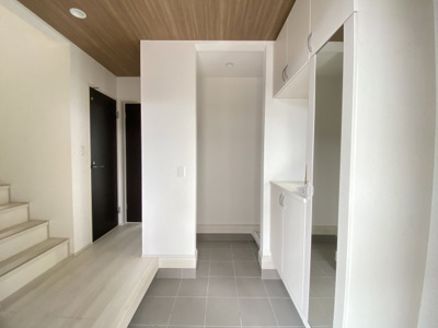 【玄関】 | 南城市玉城糸数3期（全4棟）1号棟 | 1号棟　シューズクローク付き♪