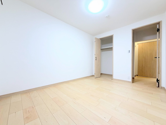 【洋室】 | 長津田団地2号棟 | ◆感性を育むプライベートルームはシンプルでスマートな空間。好みの空間で読書をしたり、音楽を聞いたりと一人の時間も充実したものにできます。
