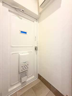 【玄関】 | 長津田団地2号棟 | ◆人を迎える玄関は、落ち着きあるデザインで安心感を与えてくれます。
【モデルルーム写真】