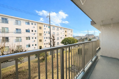 【外観】 | 長津田団地2号棟 | ◆緑道に囲まれた外観は日々の暮らしに安らぎを与えます。