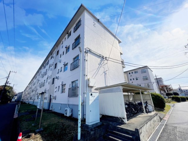 【外観】 | 長津田団地2号棟 | ◆緑道に囲まれた外観は日々の暮らしに安らぎを与えます。