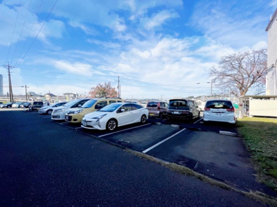 【駐車場】 | 長津田団地2号棟 | ◆敷地内には平面駐車場を完備し、日常のカーライフも快適です。
