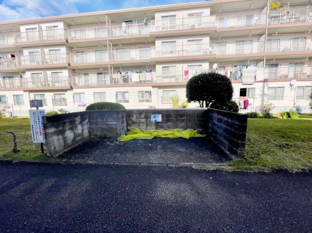 【その他共用部分】 | 長津田団地2号棟 | ◆敷地内に屋外ごみ置き場を設け、毎日のゴミ出しも快適に行えます！