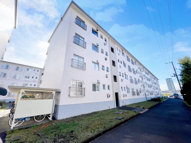 【外観】 | 長津田団地2号棟 | ◆南東向き住棟が整然と並び、陽光と風を取り込む設計が特徴です。