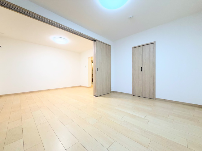 【居間・リビング】 | 長津田団地2号棟 | ◆家族での団らんや趣味の時間も楽しめる、ゆとりあるリビング空間です。
