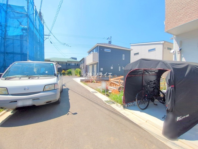 川越市南大塚４丁目　いろどりアイタウンの前面道路含む現地写真