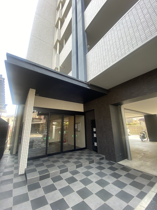 熊本市中央区白山３丁目の賃貸マンションのエントランス