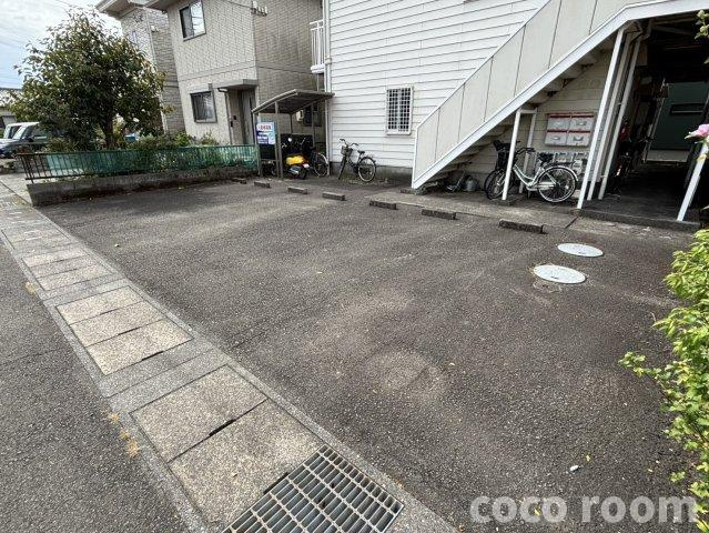 ハイツスルガの駐車場