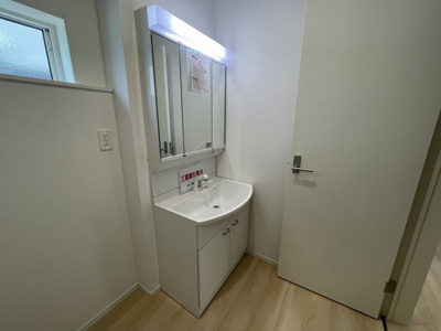 【独立洗面台】 | 【新築戸建て】秋田市新藤田第1　2号棟 | 三面鏡付洗面台